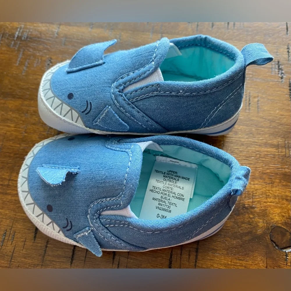 •EUC•Carter’s 0-3 Month Shark Crib Shoes